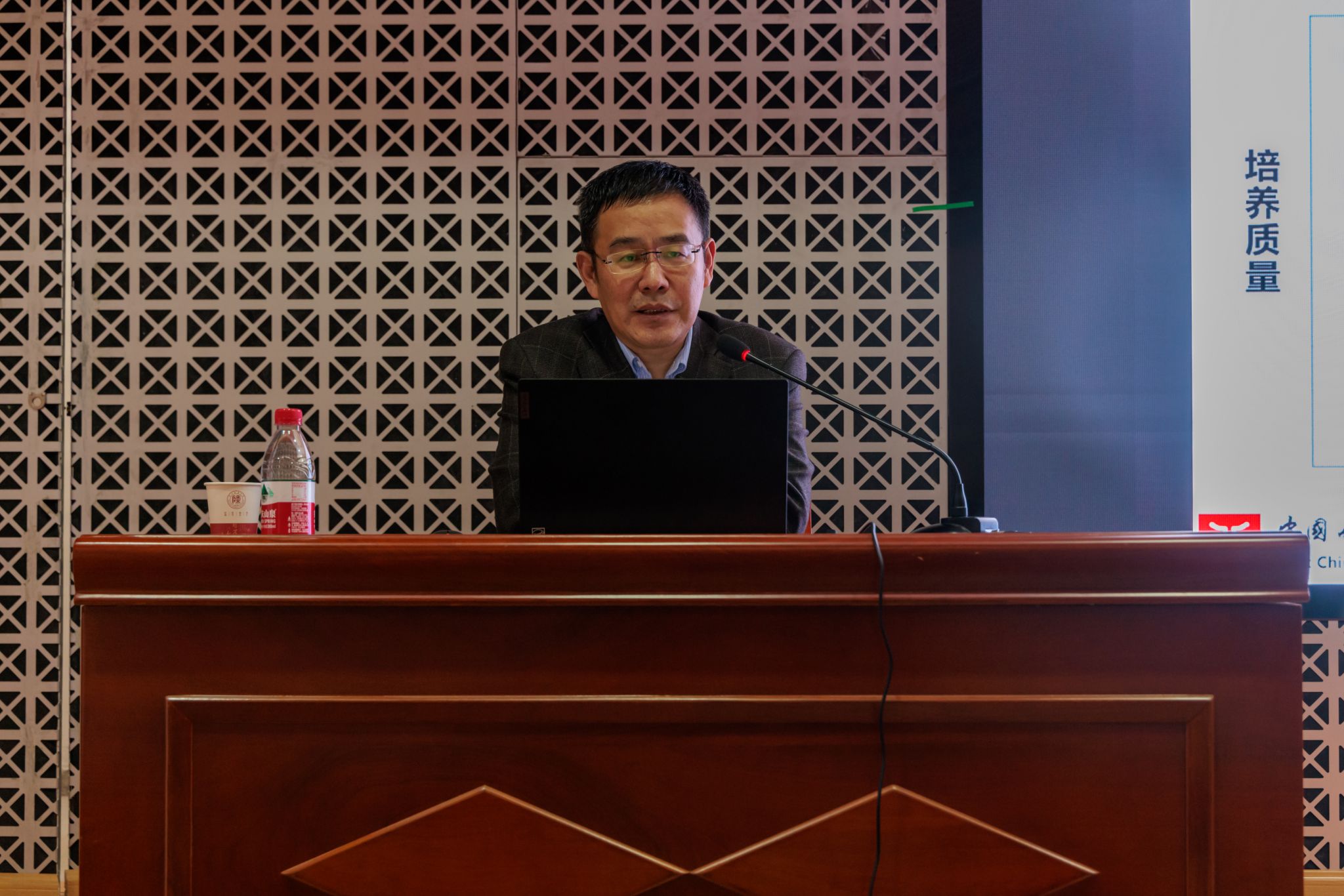 我校召開本科教育教學審核評估工作培訓(xùn)會